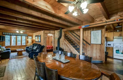 Bracebridge Cottage | Lake Muskoka Escape - McVittie Island|Wifi|Firepit