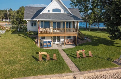 Lake Cottage | Lakefront | 2 Saunas, Firepit, Kayaks, Dock & Boat
