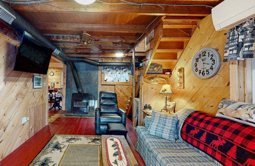 Oquossoc Cabin | Lakefront cabin with screened porch, woodstove, & water access - dog-friendly