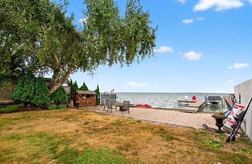 Innisfil House | Lakefront Sandy and Private Beach Paradise, Minutes to Friday Harbour