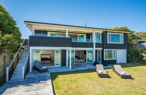 Waitahanui House | Lakefront Style - Lake Taupo Holiday Home