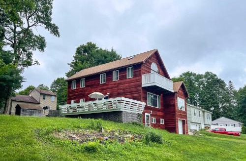 Lanesborough House | Lakeside Berkshires Home Near Hiking & Skiing!