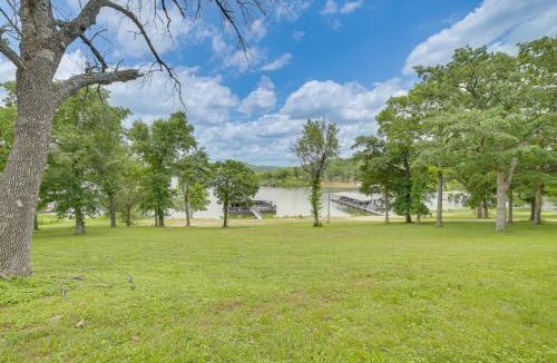 Kimberling City House | Lakeside Reeds Spring Home w/Deck & Pool Access!
