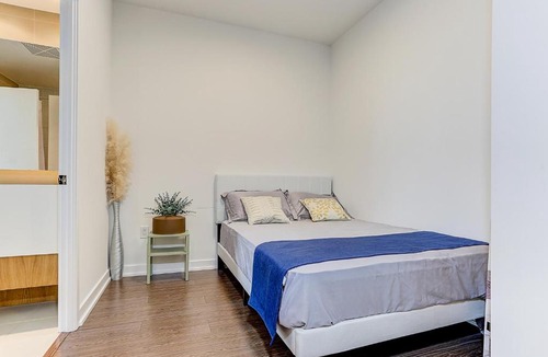 Bay Cloverhill Apartment | Lakeview 1 Bed 1 Den by Rogers Centre