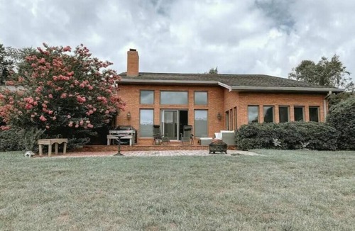 Abingdon Apartment | Large 3BR - 2.5 Bath Home on Golf Course /Hiking