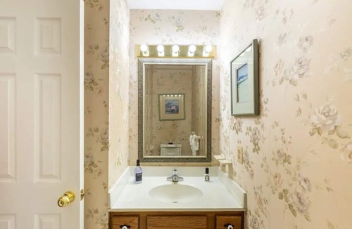 Bowie Bed & Breakfast | Large 5 BR 9 Beds Near DC/Pool/Hot Tub/Gym/Game Rm/Fire Pit