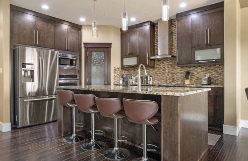 Northwest Edmonton House | Large 5BR Home » Central AC » King Bed » Netflix