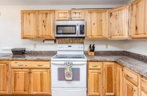 Seward House | Large Downtown Home in the Heart of Seward, Sleeps 12