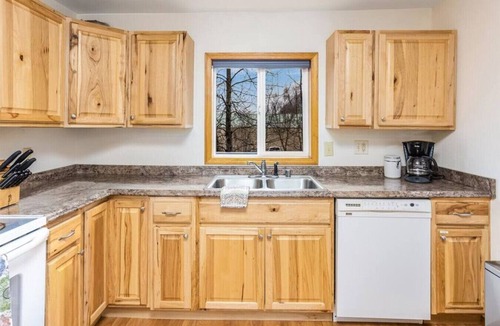 Seward House | Large Downtown Home in the Heart of Seward, Sleeps 12