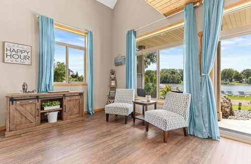 Lindstrom Cabin | LARGE Lakefront Gameroom Paddleboards