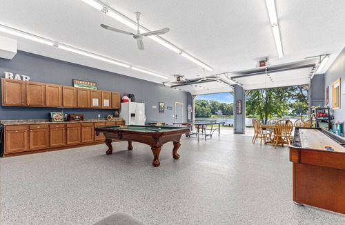 Lindstrom Cabin | LARGE Lakefront Gameroom Paddleboards