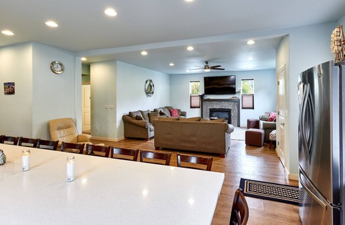 Lincoln Beach House | Large Vacation Home,10bd/8ba Beach Unique Whale Watching from beach