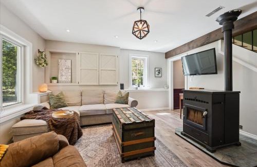 South Bruce Peninsula House | Larkwhistle Sauna Chickens Near BEACHES