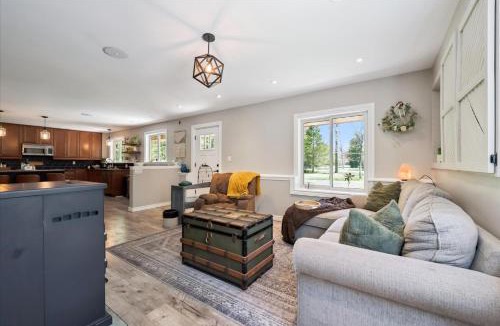 South Bruce Peninsula House | Larkwhistle Sauna Chickens Near BEACHES
