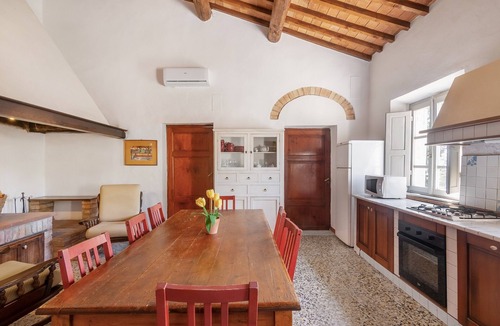 Gambassi Terme Apartment | Lavender Apartment with Terrace and Shared Panoramic Pool