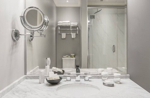 International District Hotel | LHotel Montreal