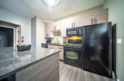 Little Italy Apartment | Little Italy Gem: Close to CWRU, Cleveland Clinic & Top Restaurants w/King Bed