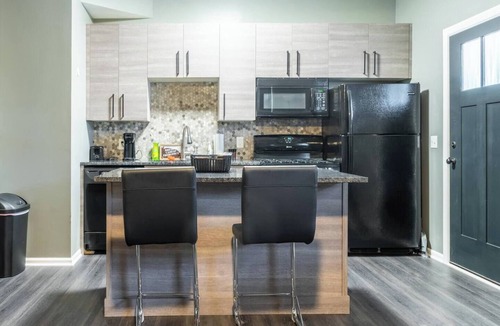 Little Italy Apartment | Little Italy Gem: Close to CWRU, Cleveland Clinic & Top Restaurants w/King Bed
