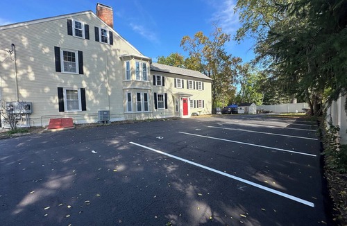 Exeter Apartment | Liz Room in downtown Exeter next to PEA