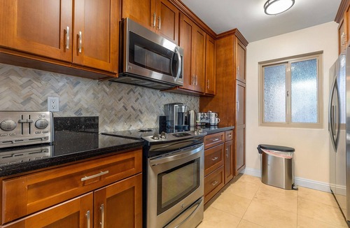 Balboa Peninsula Condo | Located right on the Balboa Peninsula, few steps from the beach and the harbor.