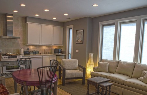 Hillsboro Village Apartment | Location! Within walking distance of restaurants, shops, Universities and more!