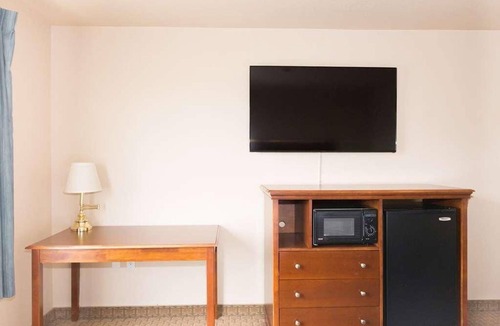 McMinnville Hotel | Look No Further! Free Parking, Pool, Near Wings and Waves Waterpark!