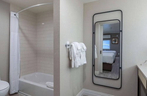 Southeast Torrance Hotel | Look No Further! Free Parking & Gym. Minutes to the Best Restaurants & Shopping