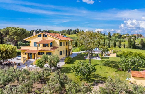 Rosignano Marittimo Apartment | Lovely apartment for 4 people with WIFI, TV, terrace, pets allowed and panoramic view
