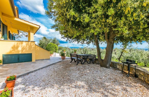 Rosignano Marittimo Apartment | Lovely apartment for 4 people with WIFI, TV, terrace, pets allowed and panoramic view