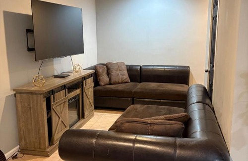 Hanover House | Lower level 1BR Guest Suite wparking near BWI
