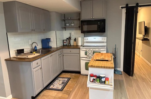 Hanover House | Lower level 1BR Guest Suite wparking near BWI