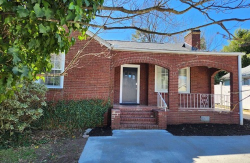 Dunean House | Lucky 13 Retreat – Cozy 2BR Getaway Near Downtown Greenville!