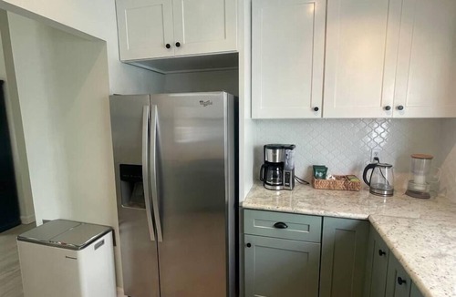 Venice House | Luxe large 2BR, Steps to Beach w Roof Deck & Free Parking, Excellent Location