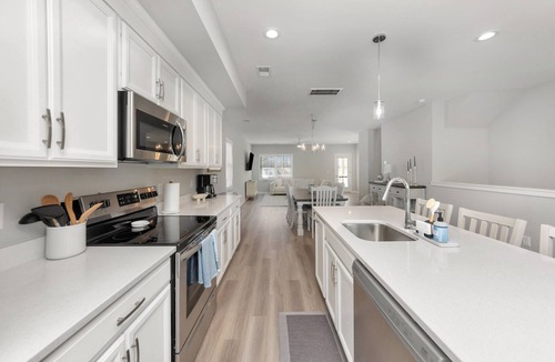 Issue House | Luxurious 3 Bedroom Vacation Getaway with Carport, Pool & Putting Green