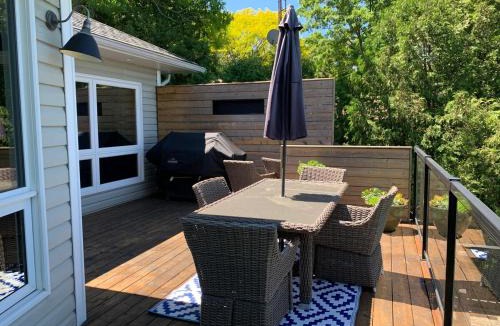 Bewdley House | Luxurious Lakefront Cottage, Sleeps 12
