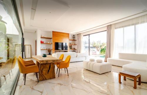 Tassoultante House | Luxury 3BR Villa Huge Pool 1,000m Private Garden 4 Baths