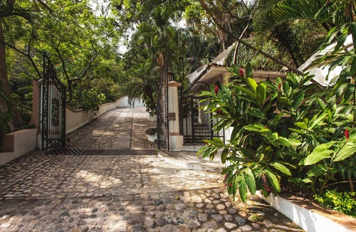 Amapas Villa | LUXURY 5 STAR 7200 SQ FT VILLA WITH PREMIER LOCATION TO BEACH AND TOWN