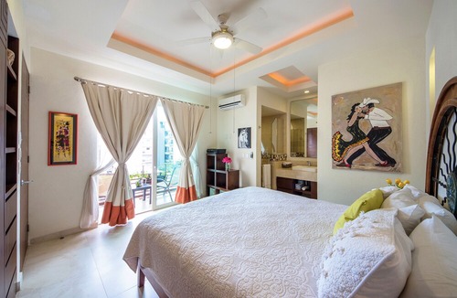 Romantic Zone Condo | Luxury Condo in Old Town, 2 Blocks from the Beach