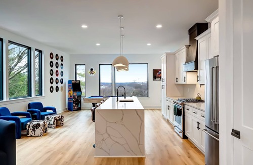 Hurwood Heights House | Luxury Hot tub Rooftop Deck Game Room Nashville