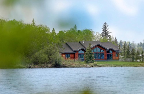 Falcon Lake Cabin | Luxury Lakefront Cabin on Falcon Lake