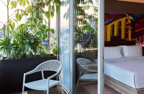 Hipodromo Hotel | Luxury Living: Explore El Pendulo from Our Contemporary Abode!