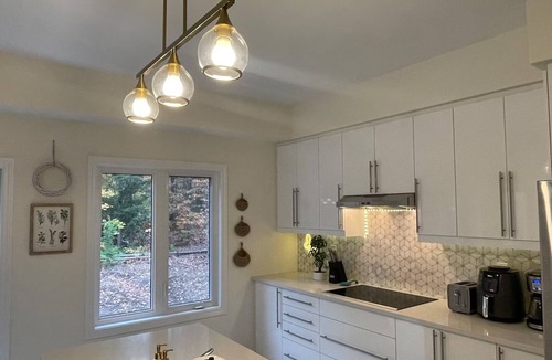 Gravenhurst Cottage | Luxury Muskoka Beach Retreat, Games Room & Hot Tub