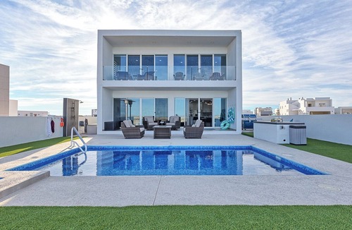 La Choya House | Luxury Retreat at Playa Laguna: 5-Bedroom Bliss