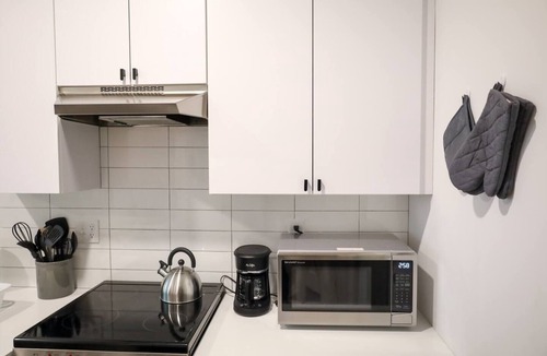 Dwight Apartment | Luxury Spacious SkyLine View-Parking-Free Wine