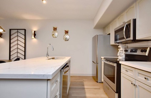 Oro-Medonte Condo | Luxury Suite, Full Kitchen, Heated Pool