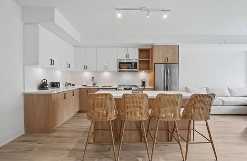 Innisfil Condo | Luxury Sunseeker Retreat w/Terrace