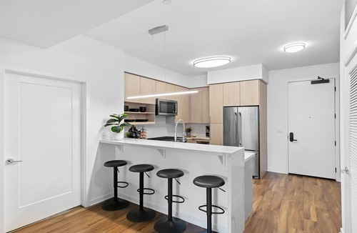 Carthay Circle Apartment | Luxury Unit Walking Distance from LACMA w/W/D & Parking