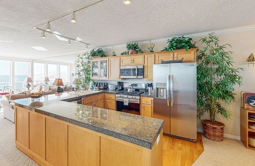 Depoe Bay Condo | Luxury Waterfront Condo with Shared Hot Tub, Pool, and Ocean Views