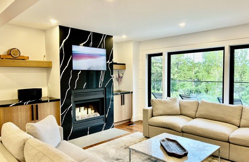 Seguin Cottage | Luxury Waterfront Retreat on Silver Lake