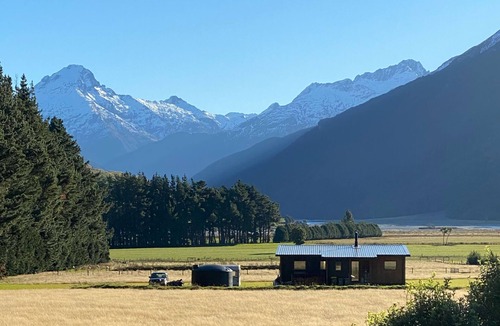 Makarora House | Makarora Bach - Sunny house with spectacular mountain views. Sleeps 6 plus pets.